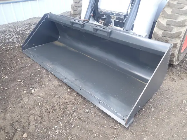 BOBCAT OEM 74" SD BUCKET WITH BOLT-ON CUTTING EDGE
